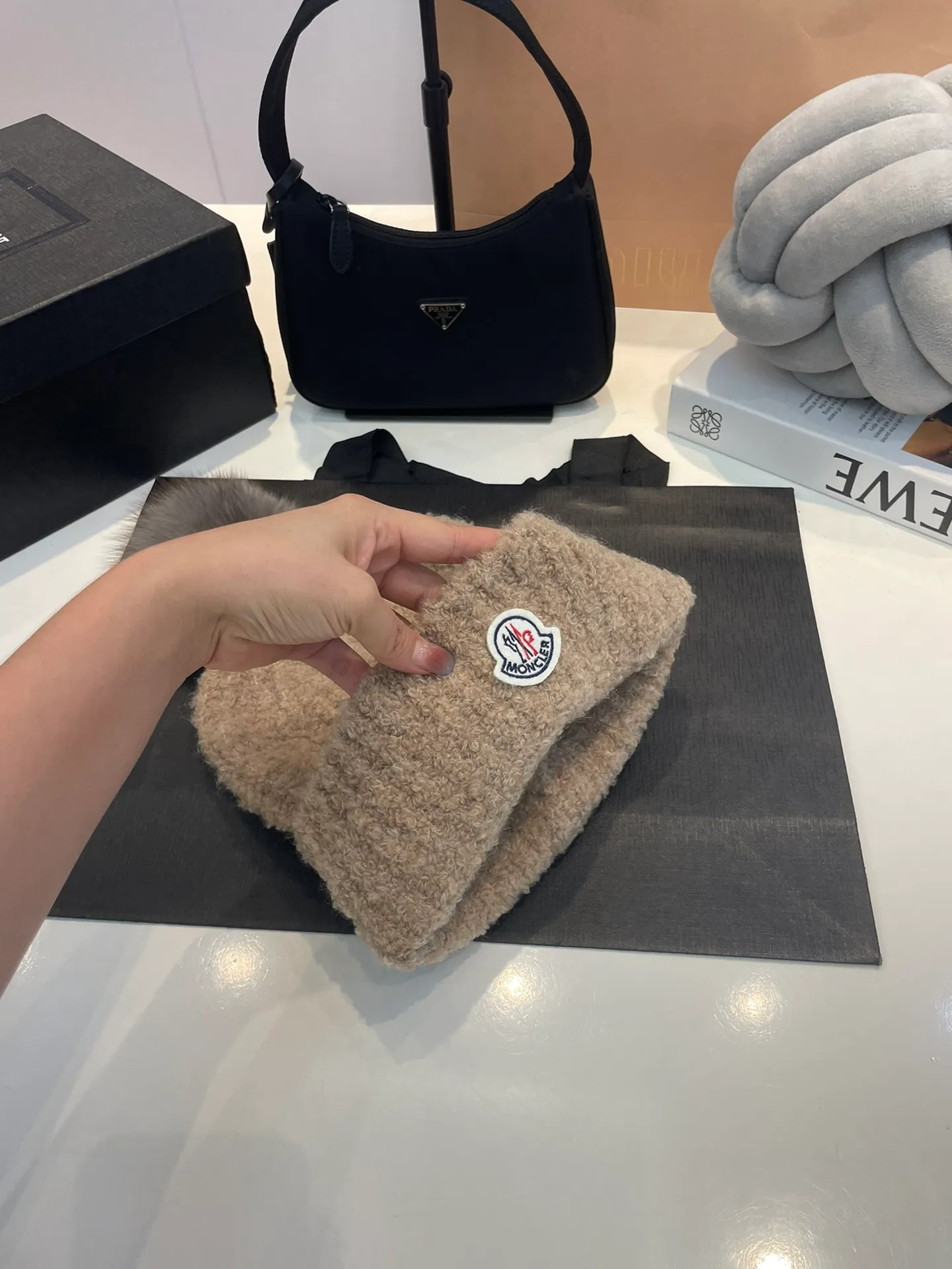 P80 MONCLER 🎩Knitted lamb thick-thread beanie, with real wool balls, good quality, high-end, and super soft! Super hot💖The texture is great and it’s great to match when out on the street! Fashion trends! A must-have item for winter, the same style for men and women, get it now!