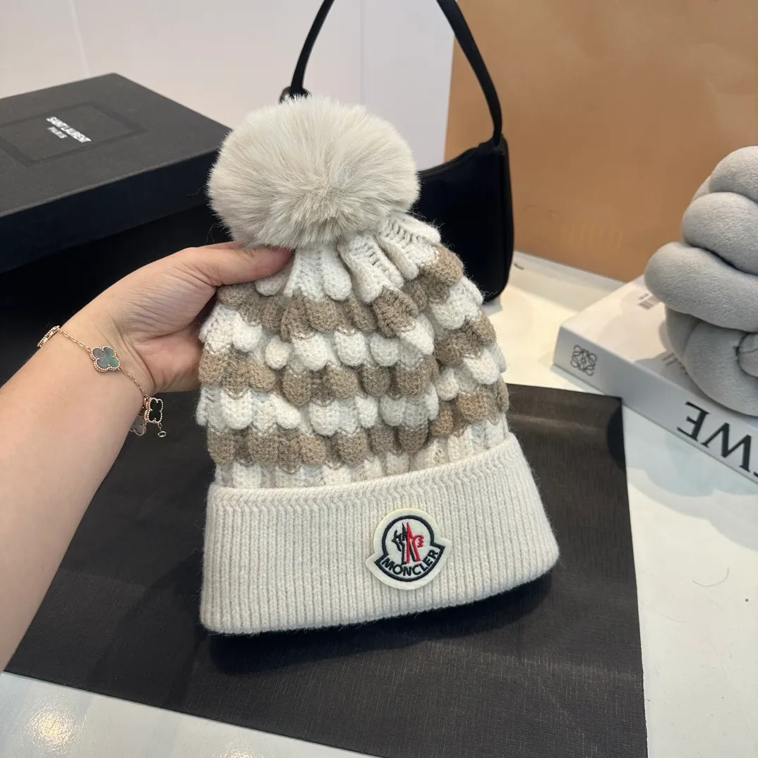 P60 moncler hooded twist warm beanie, sweet and cool style get! Reduce your age and make your face appear smaller. I’d like to share it with you all. The four colors match well and the breasts are so milky~