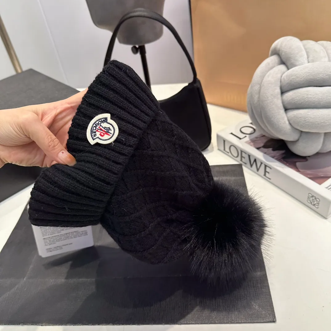 P80 Moncler👒high-end genuine exclusive style, hemp flower knitted hat, made of selected wool, skin-friendly and super soft‼ ️Paired with fox fur balls, it is very age-reducing‼ ️Complete trademark hangtags