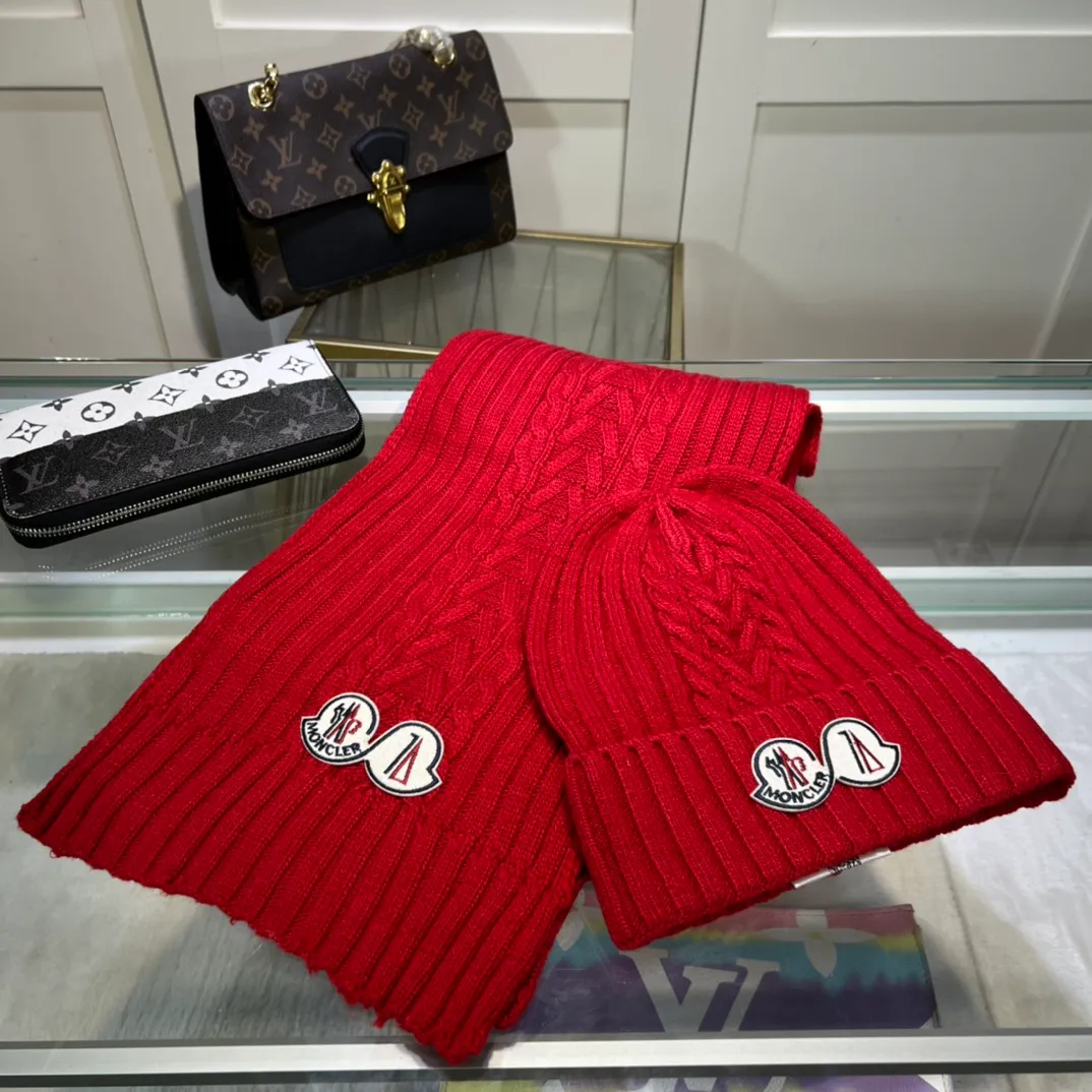 P170 MONCLER classic suit hat! Hat ➕Scarf! Cashmere and Rabbit Velvet Quality! It's warm and super comfortable~A great tool for young ladies to reduce their age in winter~This winter, all you need is a set of hats~It's warm and fashionable! Unisex model! Can be made as a couple model! Complete range of anti-counterfeiting labels and elevators! Many styles, welcome to choose!!