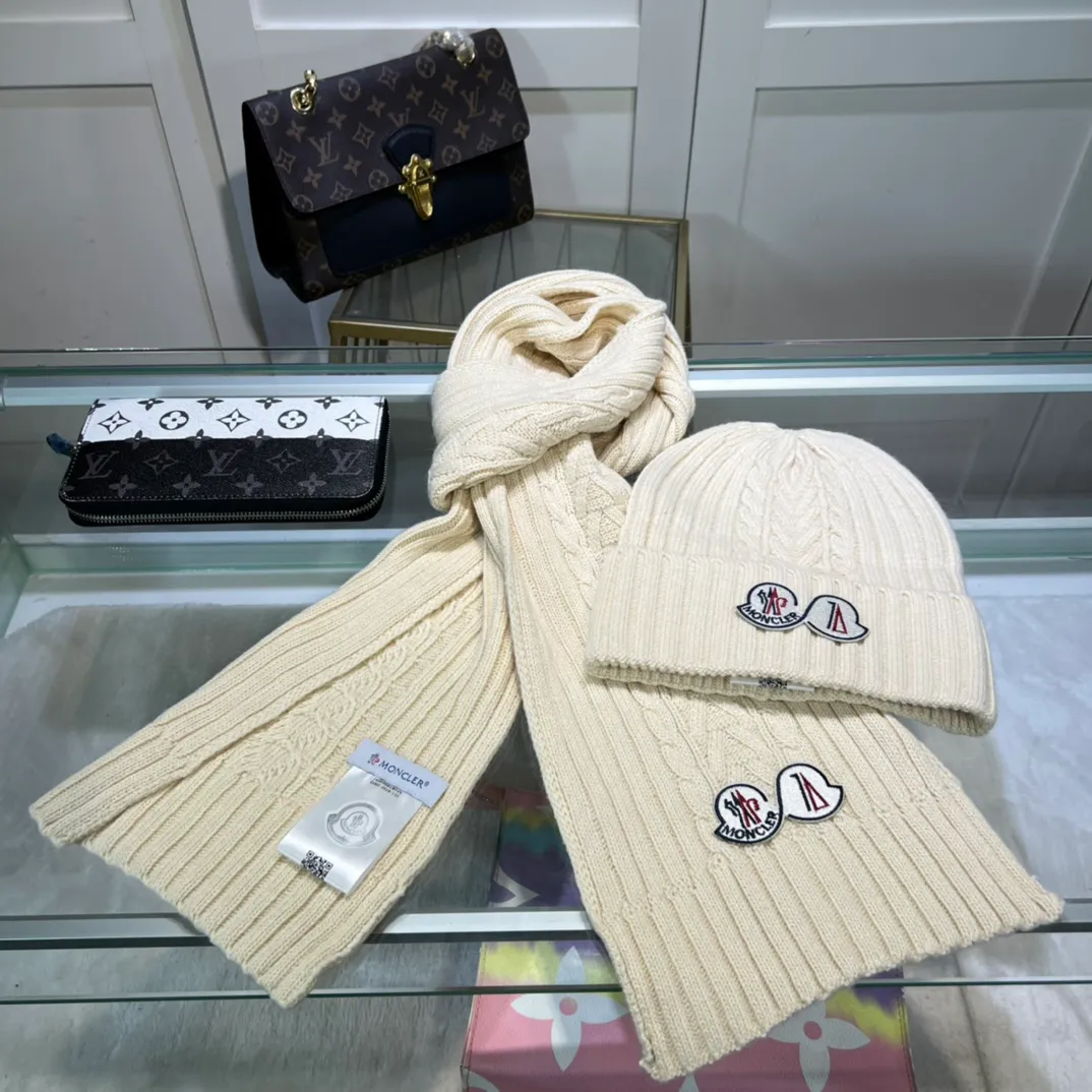 P170 MONCLER classic suit hat! Hat ➕Scarf! Cashmere and Rabbit Velvet Quality! It's warm and super comfortable~A great tool for young ladies to reduce their age in winter~This winter, all you need is a set of hats~It's warm and fashionable! Unisex model! Can be made as a couple model! Complete range of anti-counterfeiting labels and elevators! Many styles, welcome to choose!!
