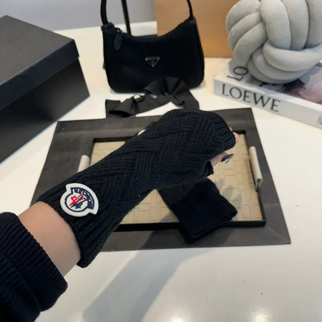P70 Moncler Mouth Knitted Hat Gloves 24 Autumn and Winter New Style Warmth and Cold Protection