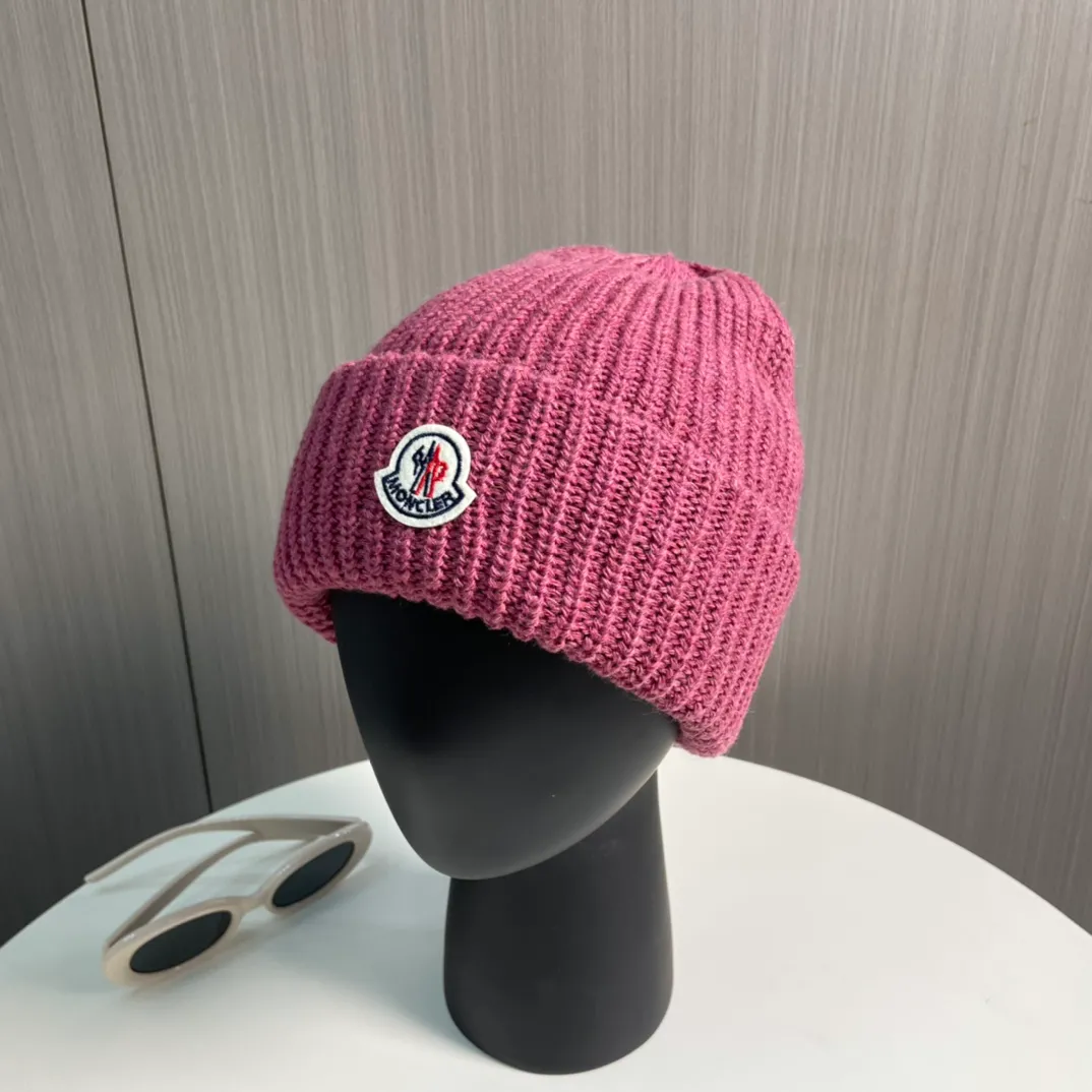 P76 Moncler 2024 early autumn and winter classic knitted hat, original replica. Very soft and skin-friendly, very elastic 💓 Textured and very versatile style ~ Warm cashmere woolen hat, one size fits all and elastic ~ Unisex, can be worn by any head circumference. Super quality, highly recommended