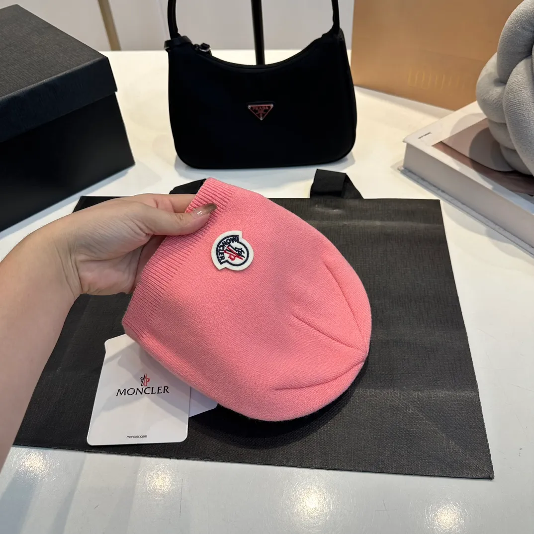 P50 Moncler 💥 Official website classic knitted hat, replica of the original. Very soft and skin-friendly, very elastic 💓 Textured and very versatile style ~ Warm cashmere woolen hat, one size fits all and elastic ~ Unisex, can be worn by any head size. Super quality, highly recommended