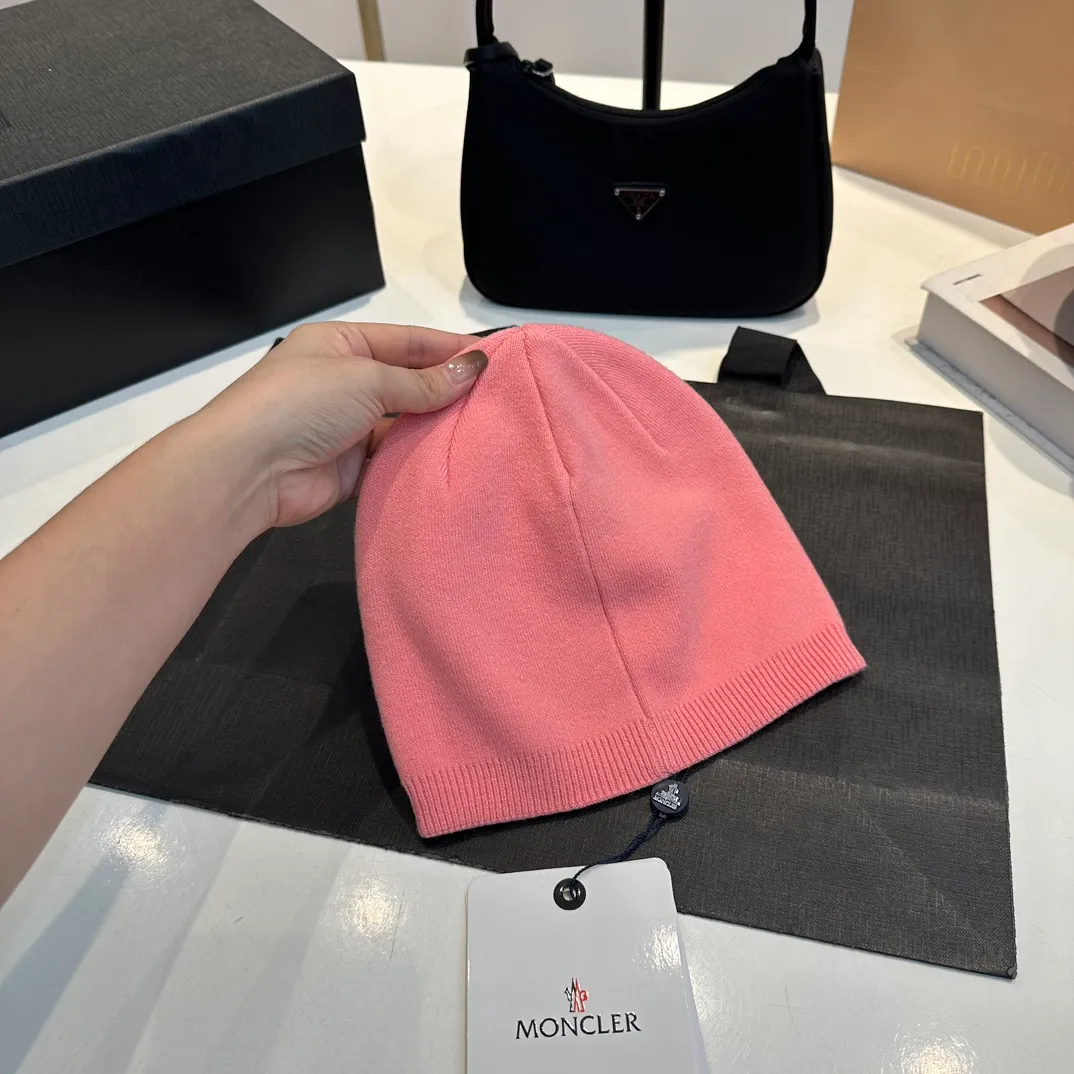 P50 Moncler 💥 Official website classic knitted hat, replica of the original. Very soft and skin-friendly, very elastic 💓 Textured and very versatile style ~ Warm cashmere woolen hat, one size fits all and elastic ~ Unisex, can be worn by any head size. Super quality, highly recommended