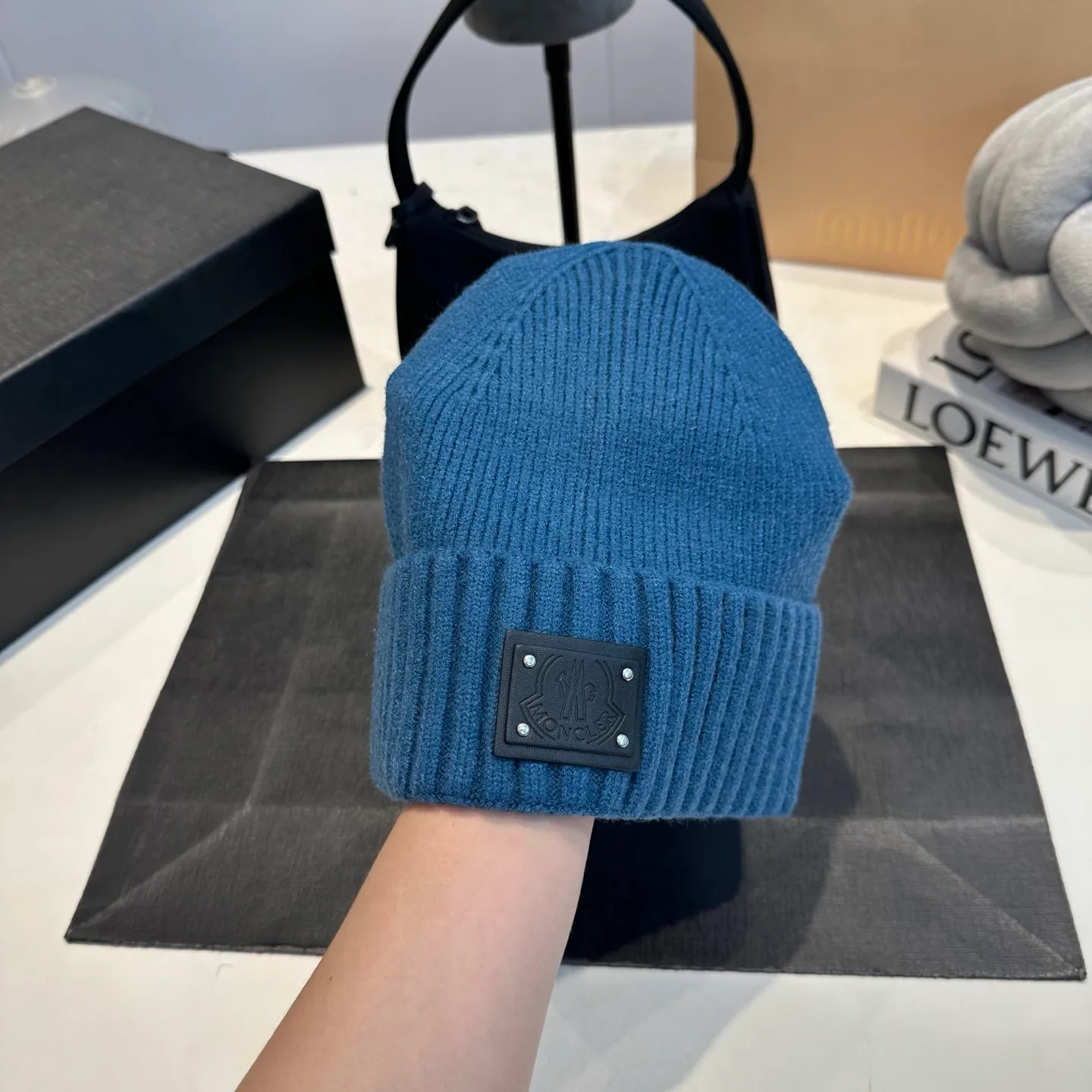 P50 Moncler warm woolen hat, sweet and cool style! Reduce your age and make your face look smaller. I’d like to share it with everyone. Every color matches well and the breasts are milky.