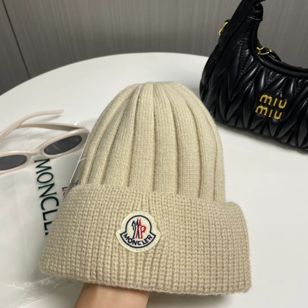 P60 comes with a dust bag for Moncler💥 Official website classic knitted hat, replica of the original. Very soft and skin-friendly, very elastic 💓 Textured and very versatile style ~ Warm cashmere woolen hat, one size fits all and elastic ~ Unisex, can be worn by any head size. Excellent quality, highly recommended