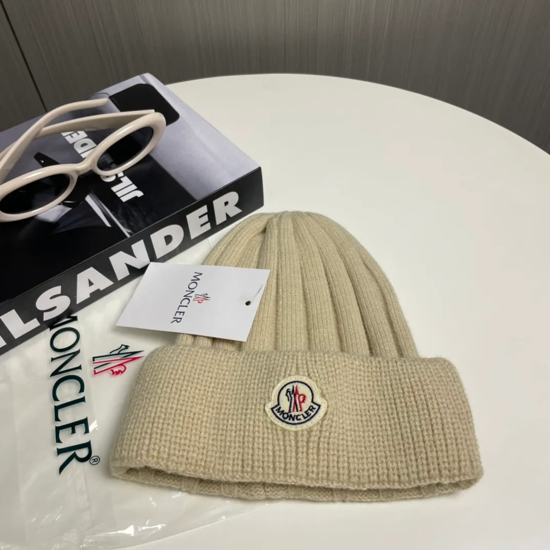 P60 comes with a dust bag for Moncler💥 Official website classic knitted hat, replica of the original. Very soft and skin-friendly, very elastic 💓 Textured and very versatile style ~ Warm cashmere woolen hat, one size fits all and elastic ~ Unisex, can be worn by any head size. Excellent quality, highly recommended