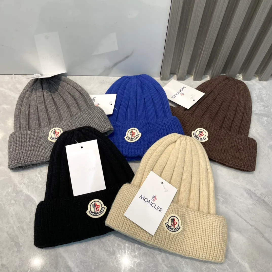 P60 comes with a dust bag for Moncler💥 Official website classic knitted hat, replica of the original. Very soft and skin-friendly, very elastic 💓 Textured and very versatile style ~ Warm cashmere woolen hat, one size fits all and elastic ~ Unisex, can be worn by any head size. Excellent quality, highly recommended