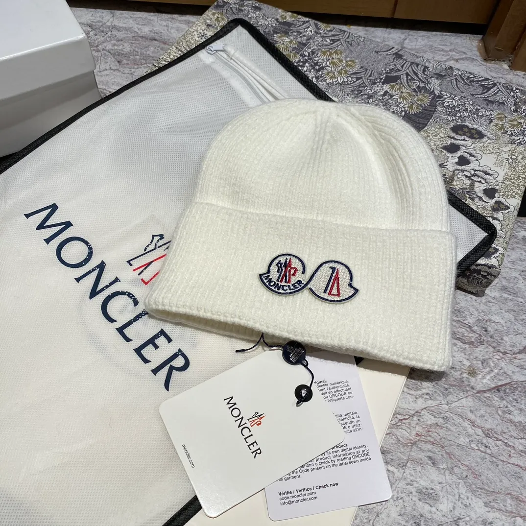 Moncler muzzle knitted hat