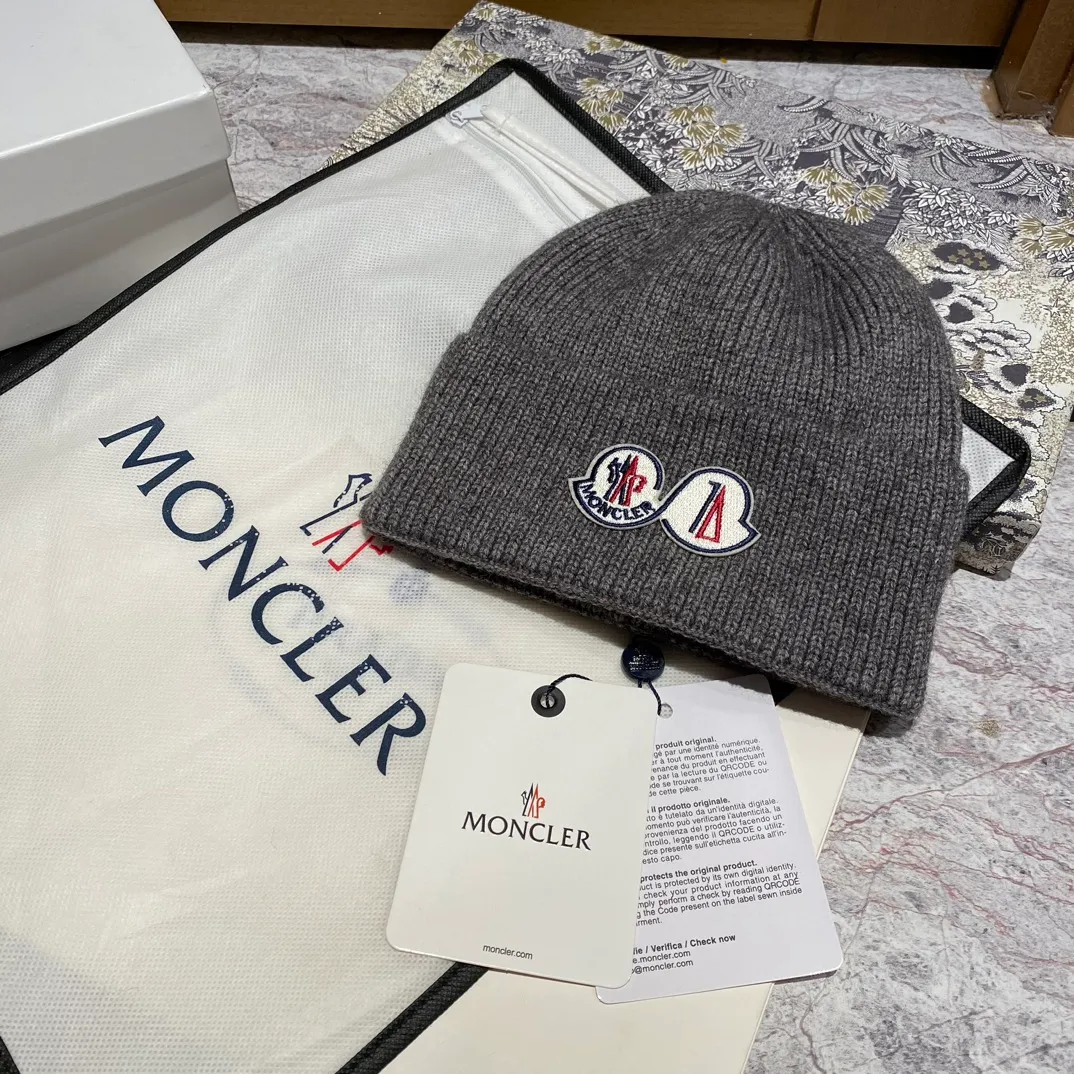 Moncler muzzle knitted hat
