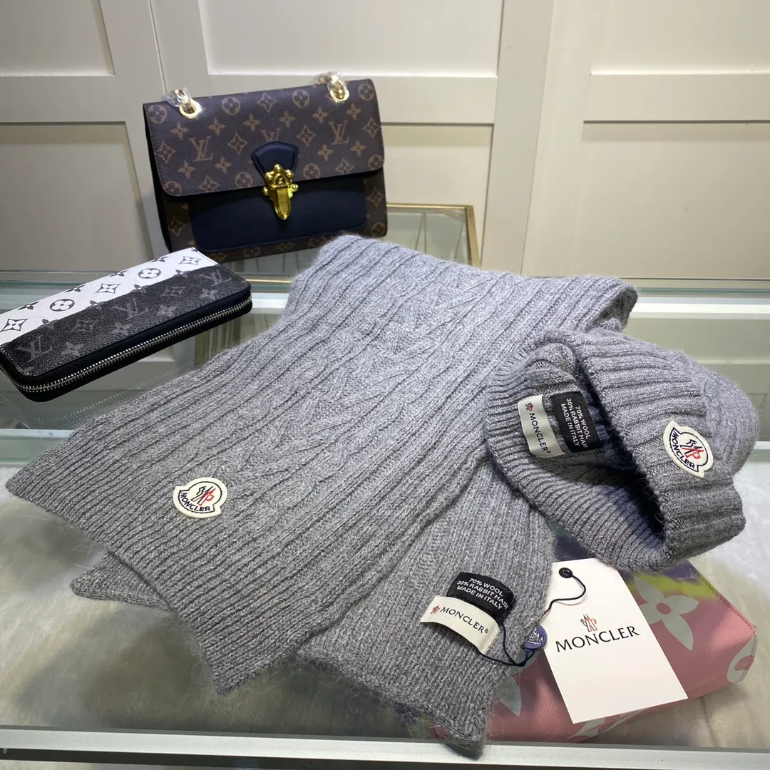 P170 MONCLER classic suit hat! Hat ➕Scarf! Cashmere and Rabbit Velvet Quality! It's warm and super comfortable~A great tool for young ladies to reduce their age in winter~This winter, all you need is a set of hats~It's warm and fashionable! Unisex model! Can be made as a couple model! Complete range of anti-counterfeiting labels and elevators! Many styles, welcome to choose!!