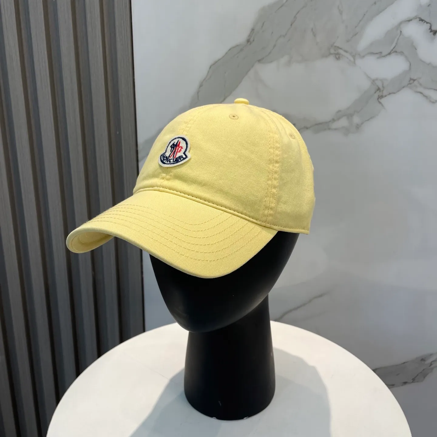 P50 MONCLER new baseball cap, a fashionable street item with a very good style, a favorite among Internet celebrities and fashion bloggers! High quality, comfortable and breathable, concave shape looks good