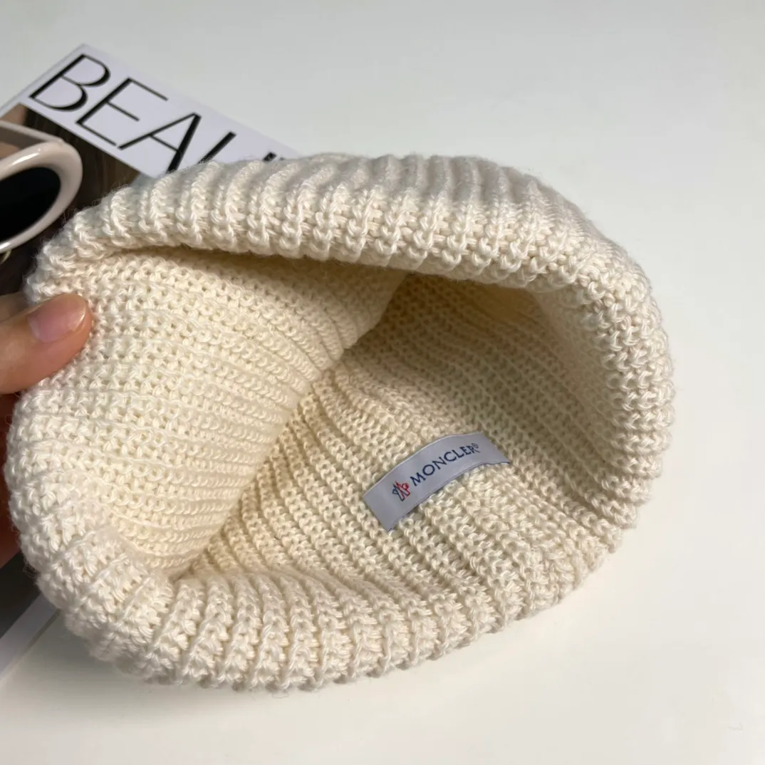 P50 Moncler Moncler 2024 early autumn and winter classic knitted hat, original replica. Very soft and skin-friendly, very elastic 💓 Textured and very versatile style ~ Warm cashmere woolen hat, one size fits all and elastic ~ Unisex, can be worn by any head size. Super quality, highly recommended