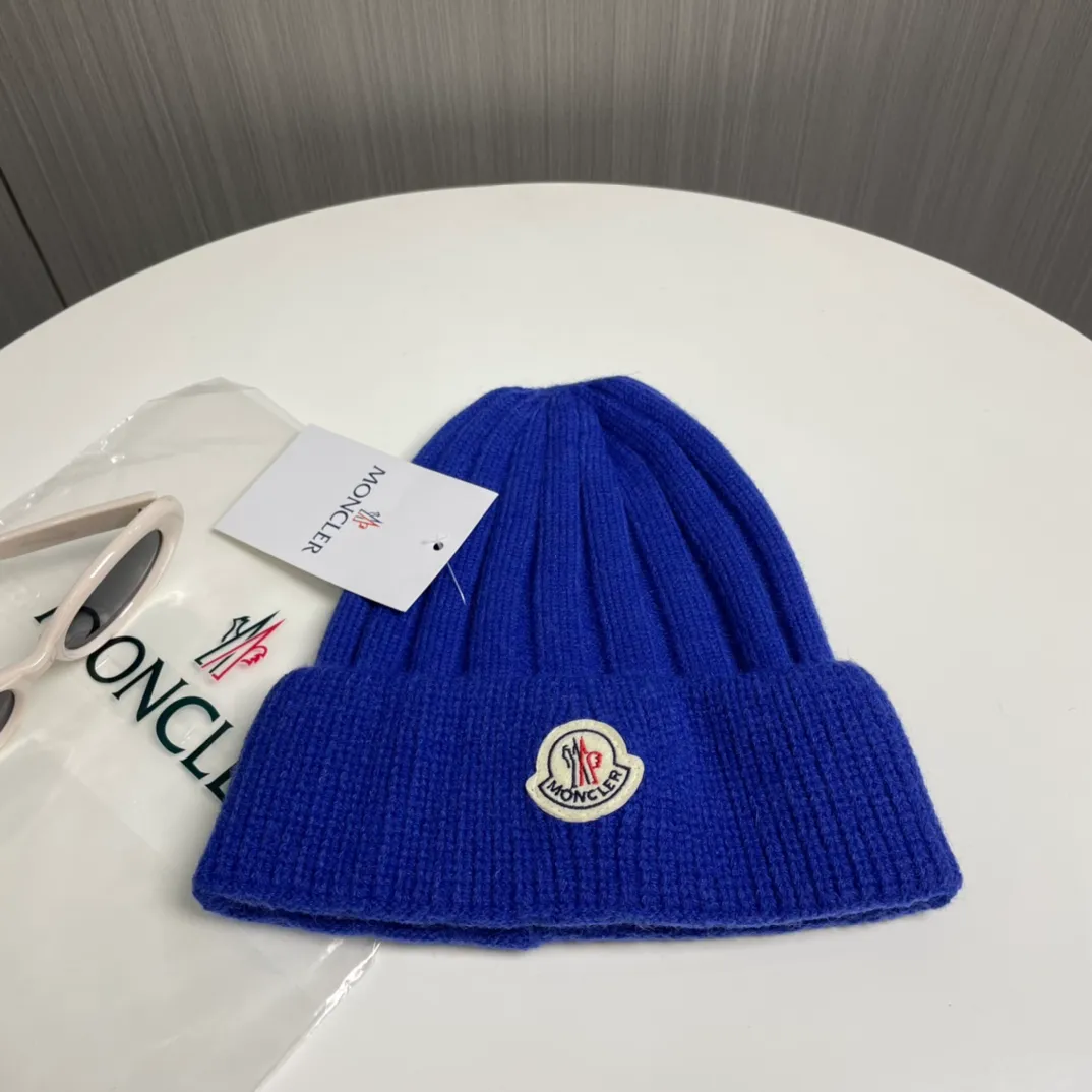 P60 comes with a dust bag for Moncler💥 Official website classic knitted hat, replica of the original. Very soft and skin-friendly, very elastic 💓 Textured and very versatile style ~ Warm cashmere woolen hat, one size fits all and elastic ~ Unisex, can be worn by any head size. Excellent quality, highly recommended