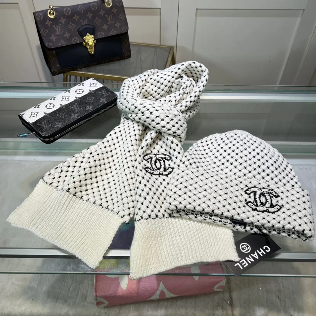 P180 GUCCI classic suit hat! Hat ➕Scarf! Cashmere and Rabbit Velvet Quality! It's warm and super comfortable. This winter, all you need is a set of hats. It's warm and fashionable! Unisex model! Can be made as a couple model! Complete range of anti-counterfeiting labels and elevators! Many styles, welcome to choose!!