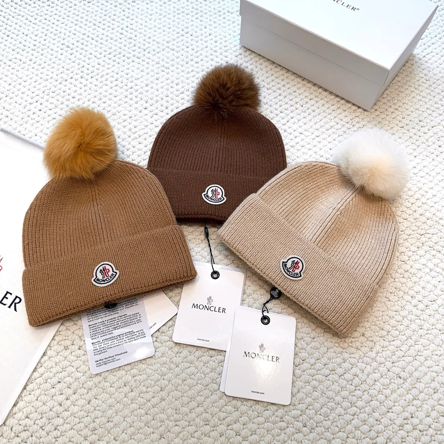 P80 with dust bag, high version Moncler Moncler 💥Official website classic knitted hat, replica of the original. Very soft and skin-friendly, very elastic 💓 Textured and very versatile style ~ Warm cashmere woolen hat, one size fits all and elastic ~ Unisex, can be worn by any head size. Super quality, highly recommended