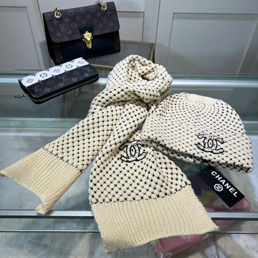 P180 GUCCI classic suit hat! Hat ➕Scarf! Cashmere and Rabbit Velvet Quality! It's warm and super comfortable. This winter, all you need is a set of hats. It's warm and fashionable! Unisex model! Can be made as a couple model! Complete range of anti-counterfeiting labels and elevators! Many styles, welcome to choose!!
