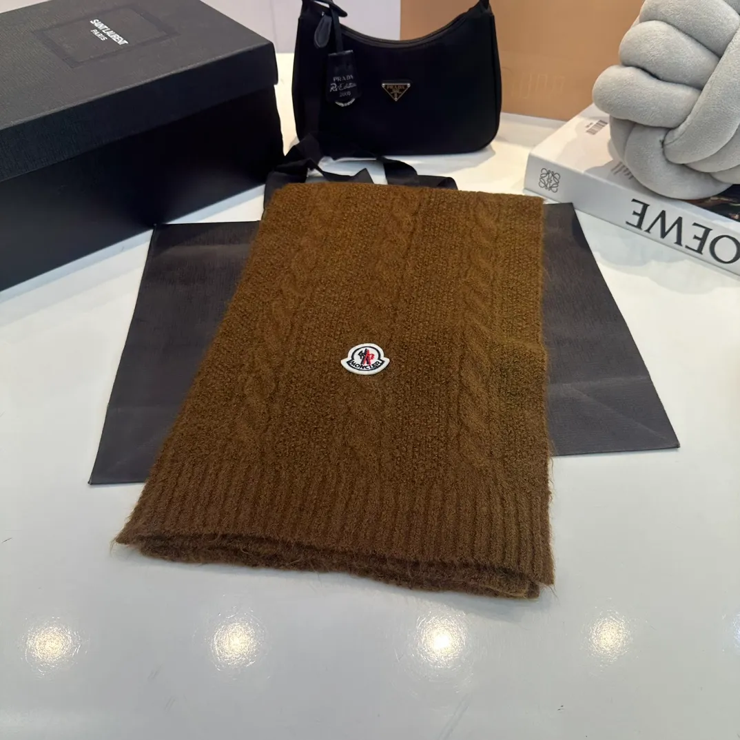 P180 MONCLER Mouth Cover Suit♥️Original hat and scarf set! Made of rabbit velvet➕cashmere, with a 15cm fox fur ball, a real fur ball! Warm and fashionable 😱[愄火] Versatile style [Love] The texture is very good, comfortable and breathable [Hey ha] Looks good no matter how you match it [Shh] A must-have for fashionistas [Wit] 4 colors available❤️❤️Unisex, the ball can be removed