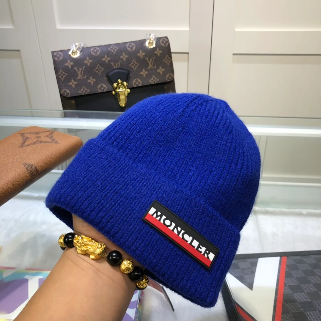 P64 comes with dust bag MONCLER Mouth Covered🎩100% wool knitted beanie, good quality, high-end, and super soft! Super hot💖The texture is great and it’s great to match when out on the street! Fashion trends! A must-have item for autumn and winter, the same style for men and women is available now!