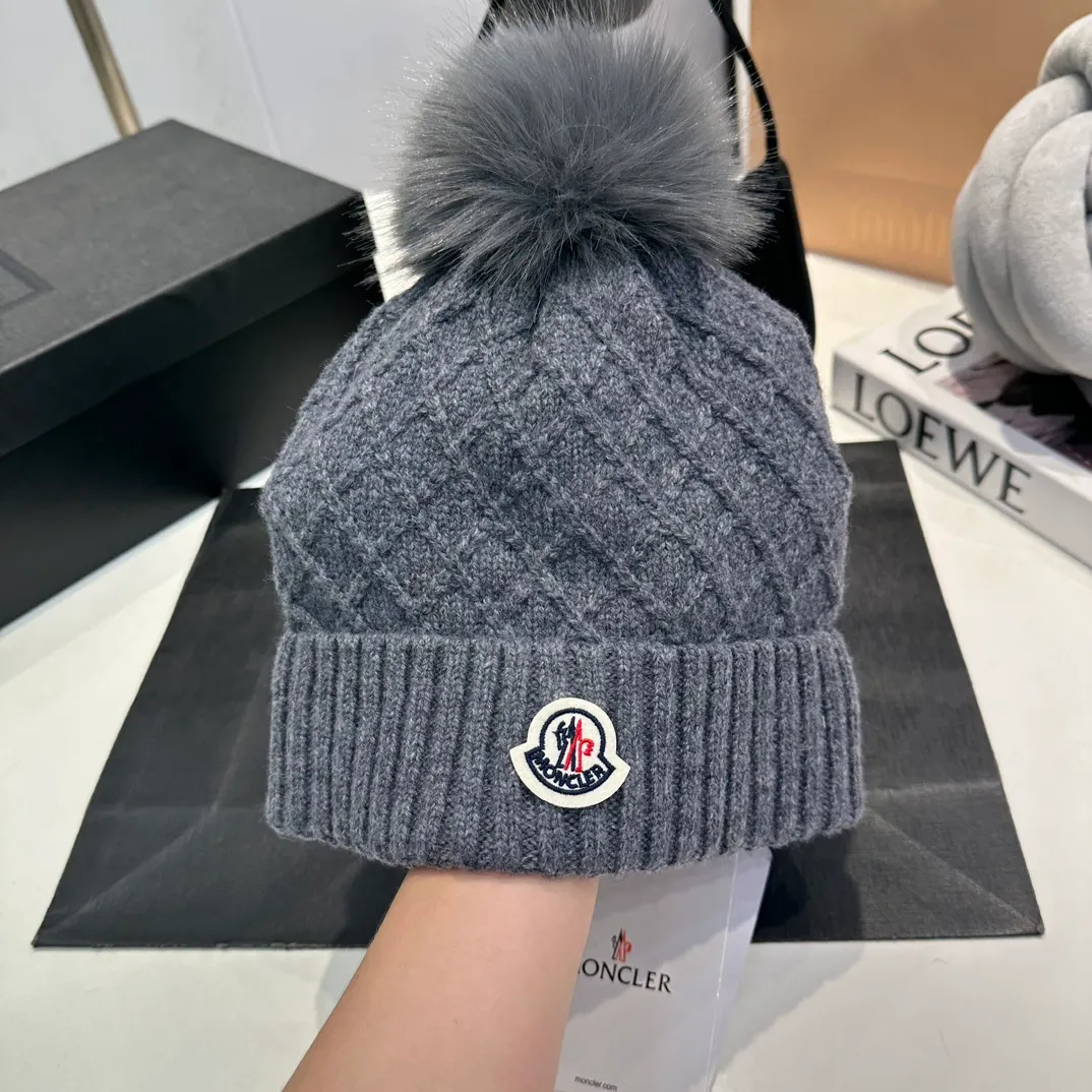 P78 Moncler👒high-end genuine exclusive style, hemp flower knitted hat, made of selected wool, skin-friendly and super soft‼ ️Paired with fox fur balls, it is very age-reducing‼ ️Complete trademark hangtags