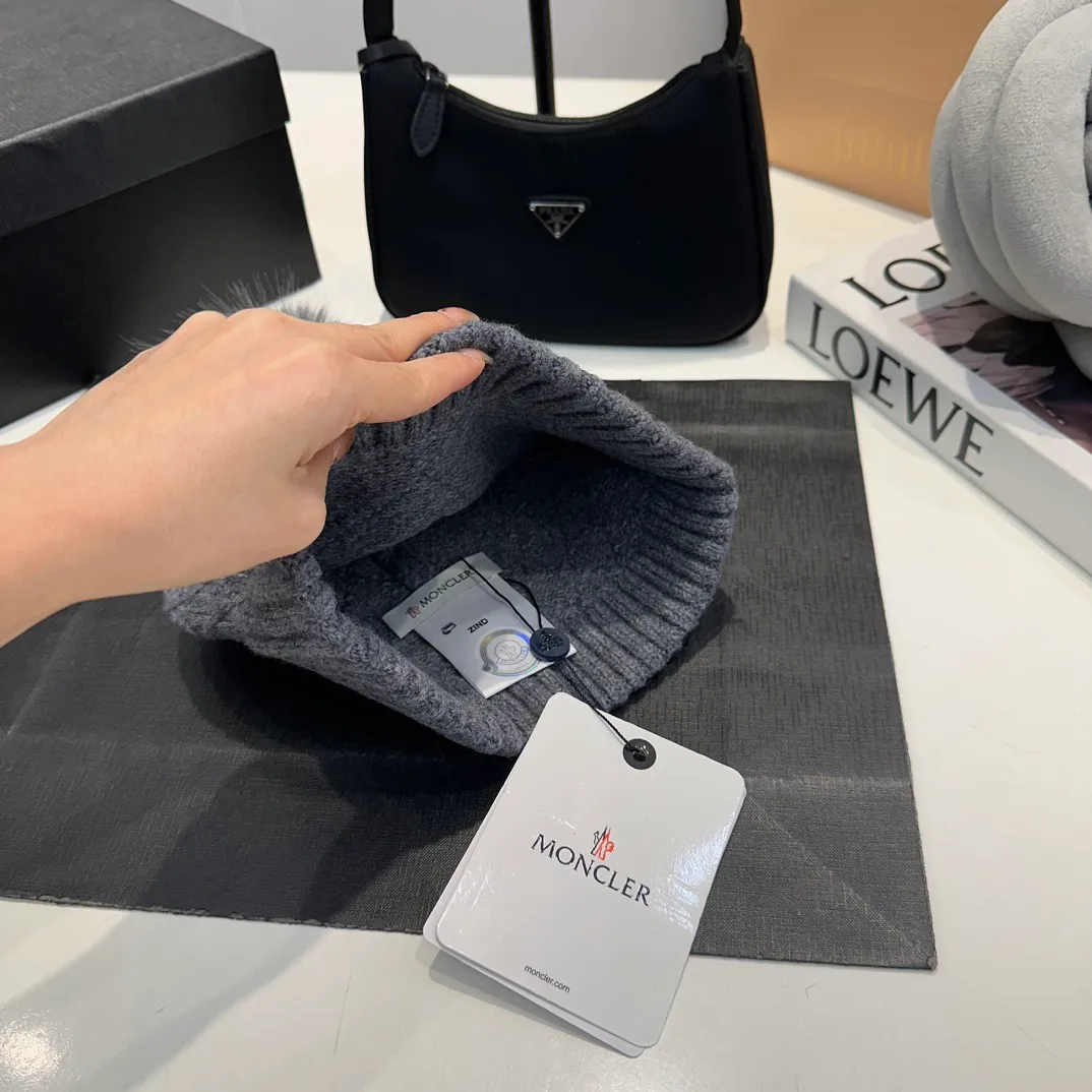 P78 Moncler👒high-end genuine exclusive style, hemp flower knitted hat, made of selected wool, skin-friendly and super soft‼ ️Paired with fox fur balls, it is very age-reducing‼ ️Complete trademark hangtags