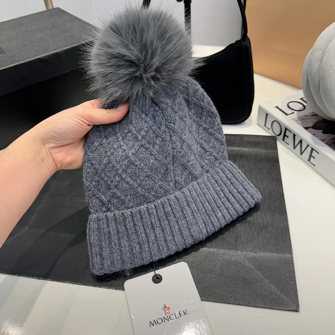 P78 Moncler👒high-end genuine exclusive style, hemp flower knitted hat, made of selected wool, skin-friendly and super soft‼ ️Paired with fox fur balls, it is very age-reducing‼ ️Complete trademark hangtags