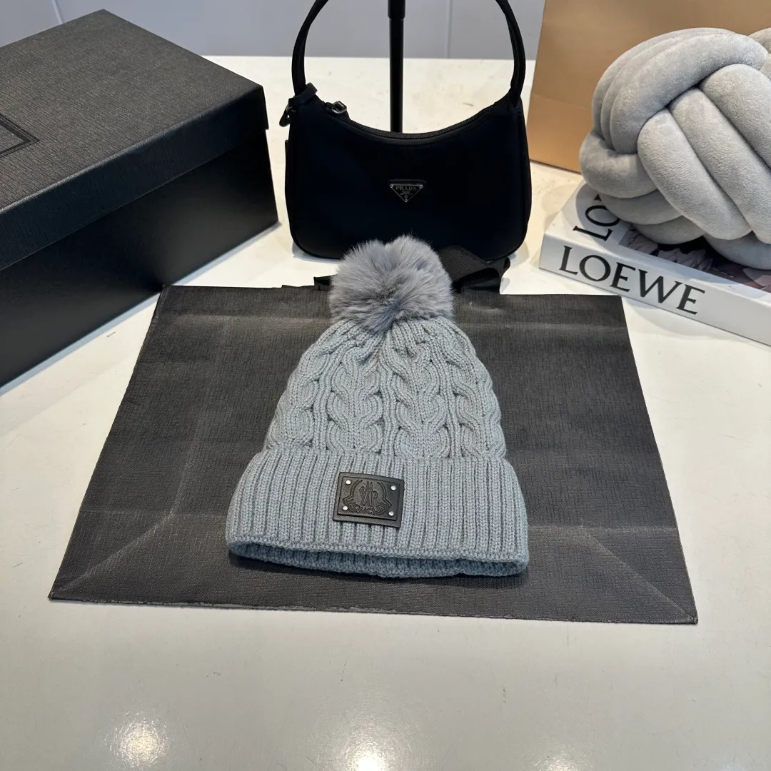 P70 Moncler hooded twist warm wool hat, sweet and cool style get! Reduce your age and make your face appear smaller. I’d like to share it with you all. The four colors match well and the breasts are so milky~
