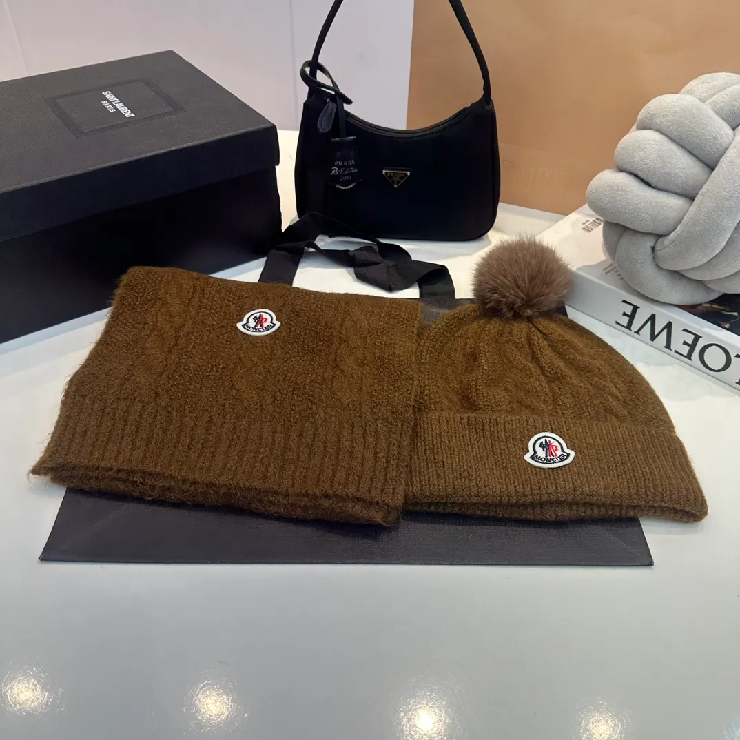 P178 MONCLER Mouth Cover Suit♥️Original single hat and scarf set! Made of rabbit velvet➕cashmere, with a 15cm fox fur ball, a real fur ball! Warm and fashionable 😱[愄火] Versatile style [Love] The texture is very good, comfortable and breathable [Hey ha] Looks good no matter how you match it [Shh] A must-have for fashionistas [Wit] 4 colors available❤️❤️Unisex, the ball can be removed