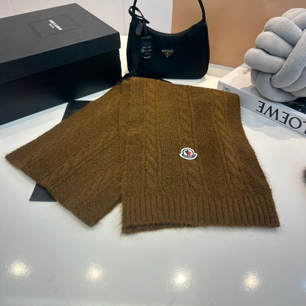 P178 MONCLER Mouth Cover Suit♥️Original single hat and scarf set! Made of rabbit velvet➕cashmere, with a 15cm fox fur ball, a real fur ball! Warm and fashionable 😱[愄火] Versatile style [Love] The texture is very good, comfortable and breathable [Hey ha] Looks good no matter how you match it [Shh] A must-have for fashionistas [Wit] 4 colors available❤️❤️Unisex, the ball can be removed