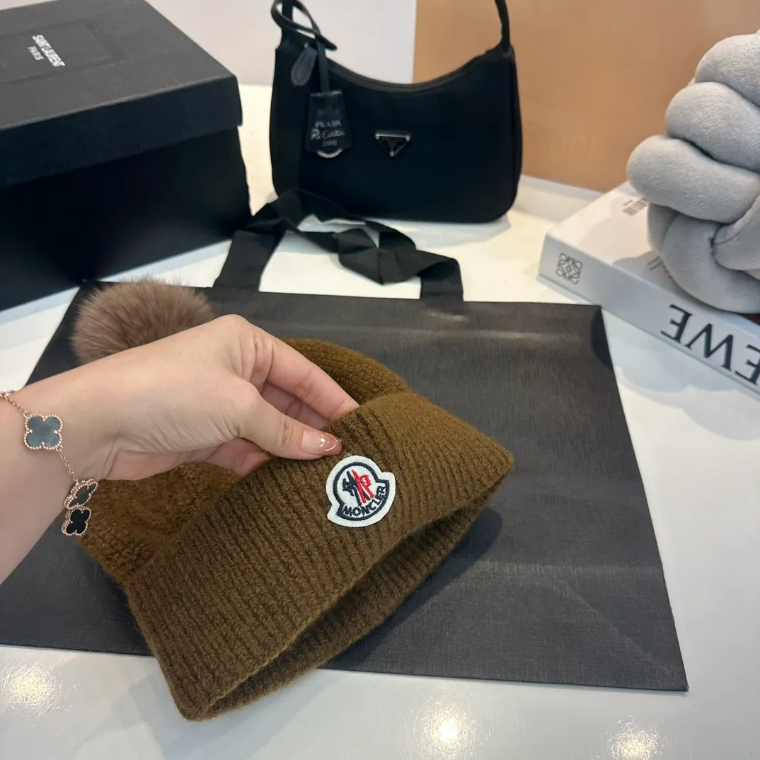 P178 MONCLER Mouth Cover Suit♥️Original single hat and scarf set! Made of rabbit velvet➕cashmere, with a 15cm fox fur ball, a real fur ball! Warm and fashionable 😱[愄火] Versatile style [Love] The texture is very good, comfortable and breathable [Hey ha] Looks good no matter how you match it [Shh] A must-have for fashionistas [Wit] 4 colors available❤️❤️Unisex, the ball can be removed