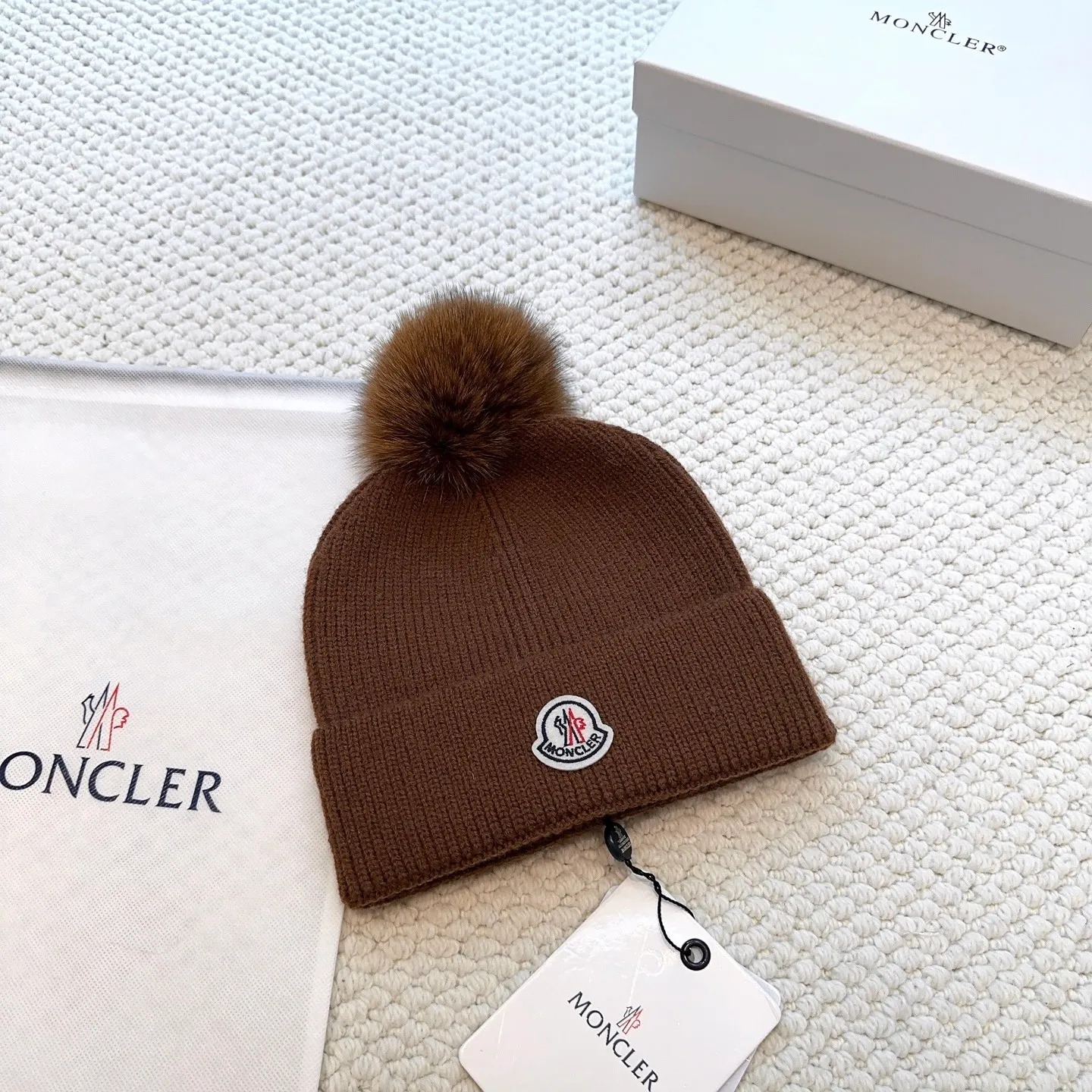 P100 with dust bag, high version Moncler Moncler 💥Official website classic knitted hat, replica of the original. Very soft and skin-friendly, very elastic 💓 Textured and very versatile style ~ Warm cashmere woolen hat, one size fits all and elastic ~ Unisex, can be worn by any head size. Super quality, highly recommended