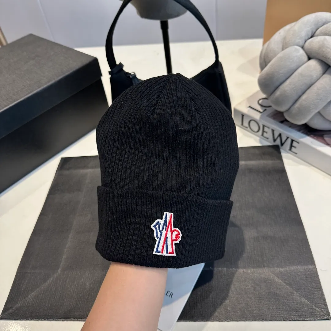 P50 MONCLER Mouth Mouth 🎩 Knitted Beanie, good quality, high-end, super soft! Super hot💖The texture is great and it’s great to match when out on the street! Fashion trends! A must-have item for autumn and winter, the same style for men and women is available now!