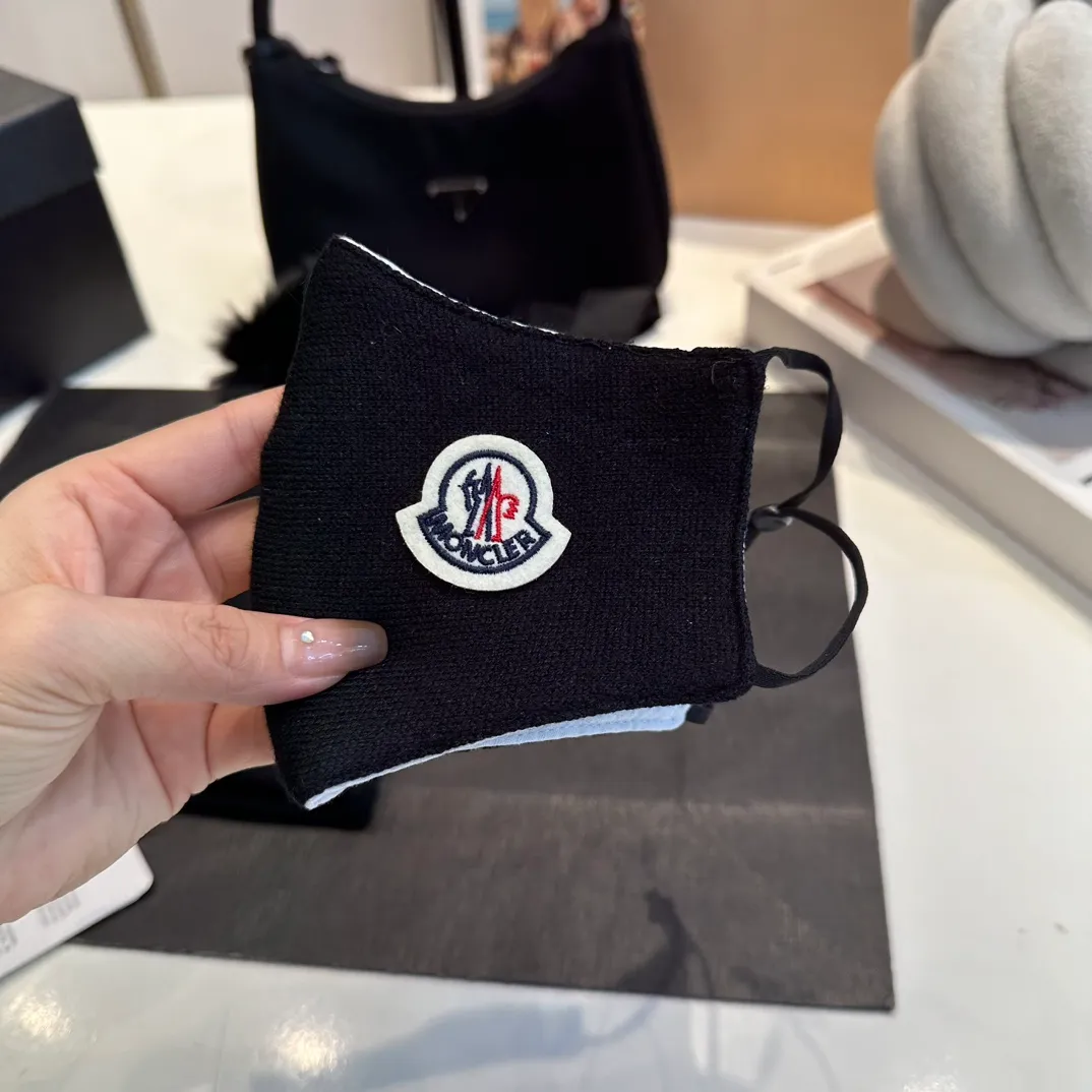 P80 Moncler muzzle hat + mask imitating cold set Autumn and winter women's wool woven warm knitted hat Cashmere soft and waxy texture, authentic quality enjoyment! Original label! High quality in stock!
