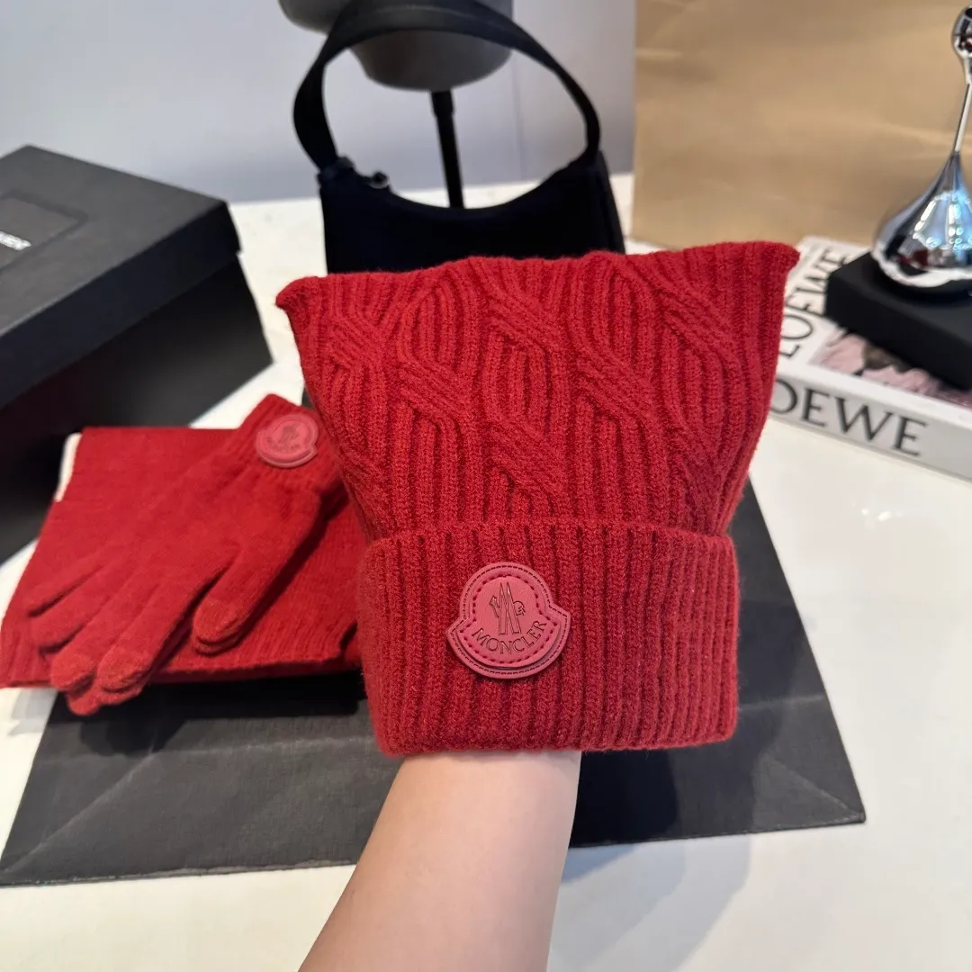 P150 Moncler three-piece muzzle suit autumn and winter cuffed wool knitted beanie. High-quality customization! This must be my favorite of minimalism. It is clean, neat, fashionable and versatile, and will definitely not be picky about your face shape! A fashionable classic that lasts forever! Both men and women are welcome!