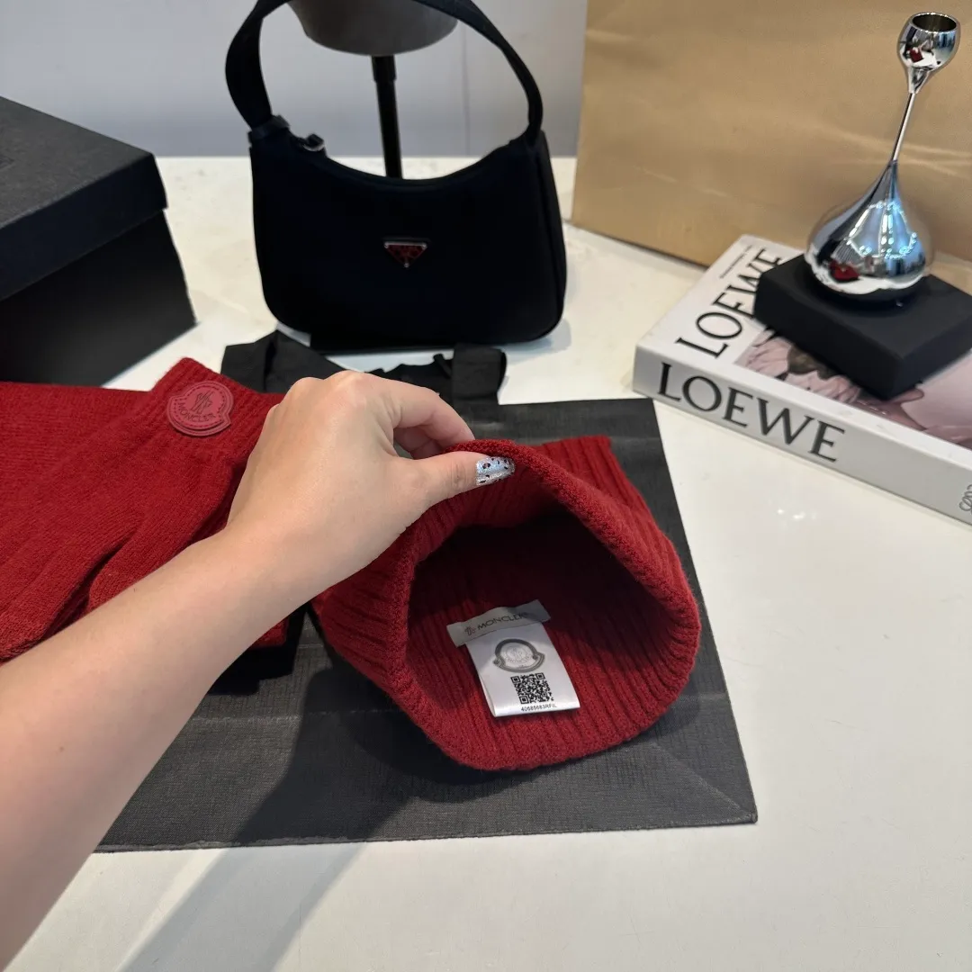 P150 Moncler three-piece muzzle suit autumn and winter cuffed wool knitted beanie. High-quality customization! This must be my favorite of minimalism. It is clean, neat, fashionable and versatile, and will definitely not be picky about your face shape! A fashionable classic that lasts forever! Both men and women are welcome!