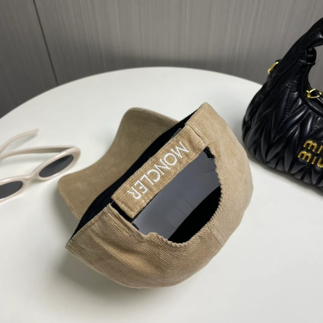 P70 Moncler Mouth Mouth New Autumn and Winter Corduroy Baseball Cap, full of texture. This year’s corduroy hat is really yyds ~