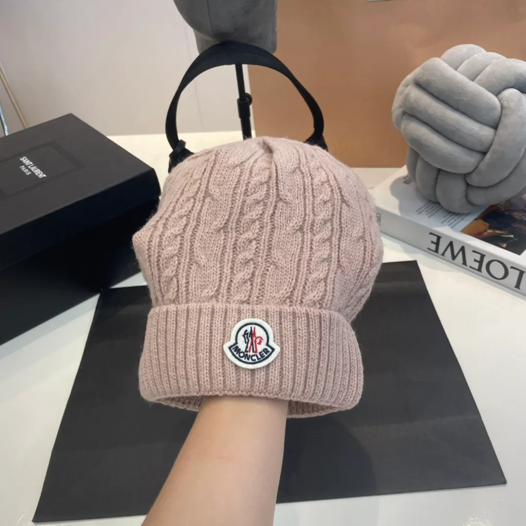 P180 Moncler wool knitted three-piece set, gloves + hat + scarf set ❄️ Wool knitted, super cute with cashmere scarf, a must-have for autumn and winter