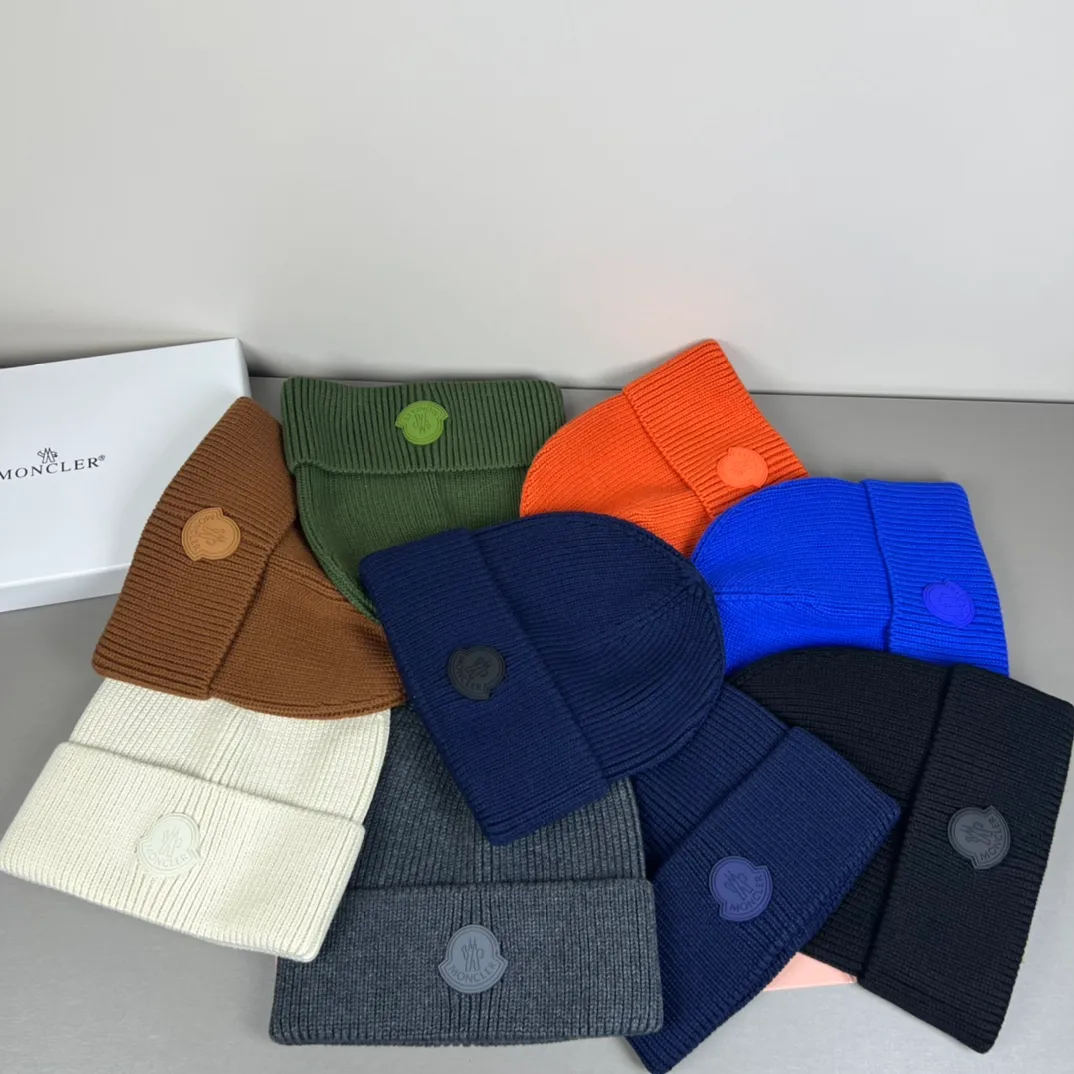 P52 comes with dust bag. MONCLER mouth-covered 🎩 knitted beanie, comes with QR code, good quality, high-end, super soft! Super hot💖The texture is great and it’s great to match when out on the street! Fashion trends! A must-have item for autumn and winter, the same style for men and women is available now!