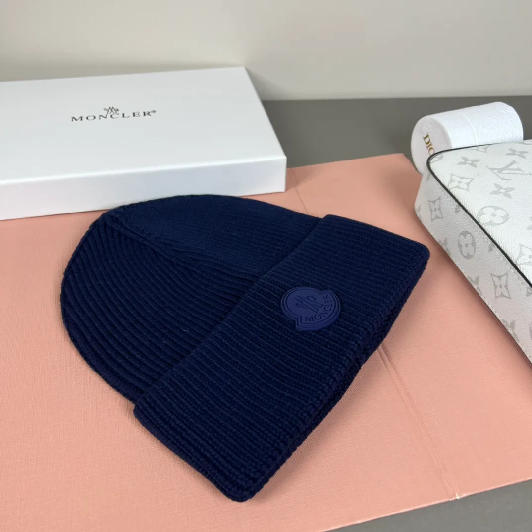 P52 comes with dust bag. MONCLER mouth-covered 🎩 knitted beanie, comes with QR code, good quality, high-end, super soft! Super hot💖The texture is great and it’s great to match when out on the street! Fashion trends! A must-have item for autumn and winter, the same style for men and women is available now!