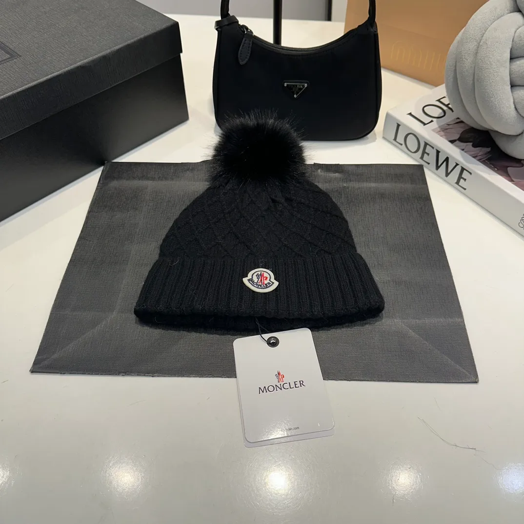 P80 Moncler👒high-end genuine exclusive style, hemp flower knitted hat, made of selected wool, skin-friendly and super soft‼ ️Paired with fox fur balls, it is very age-reducing‼ ️Complete trademark hangtags