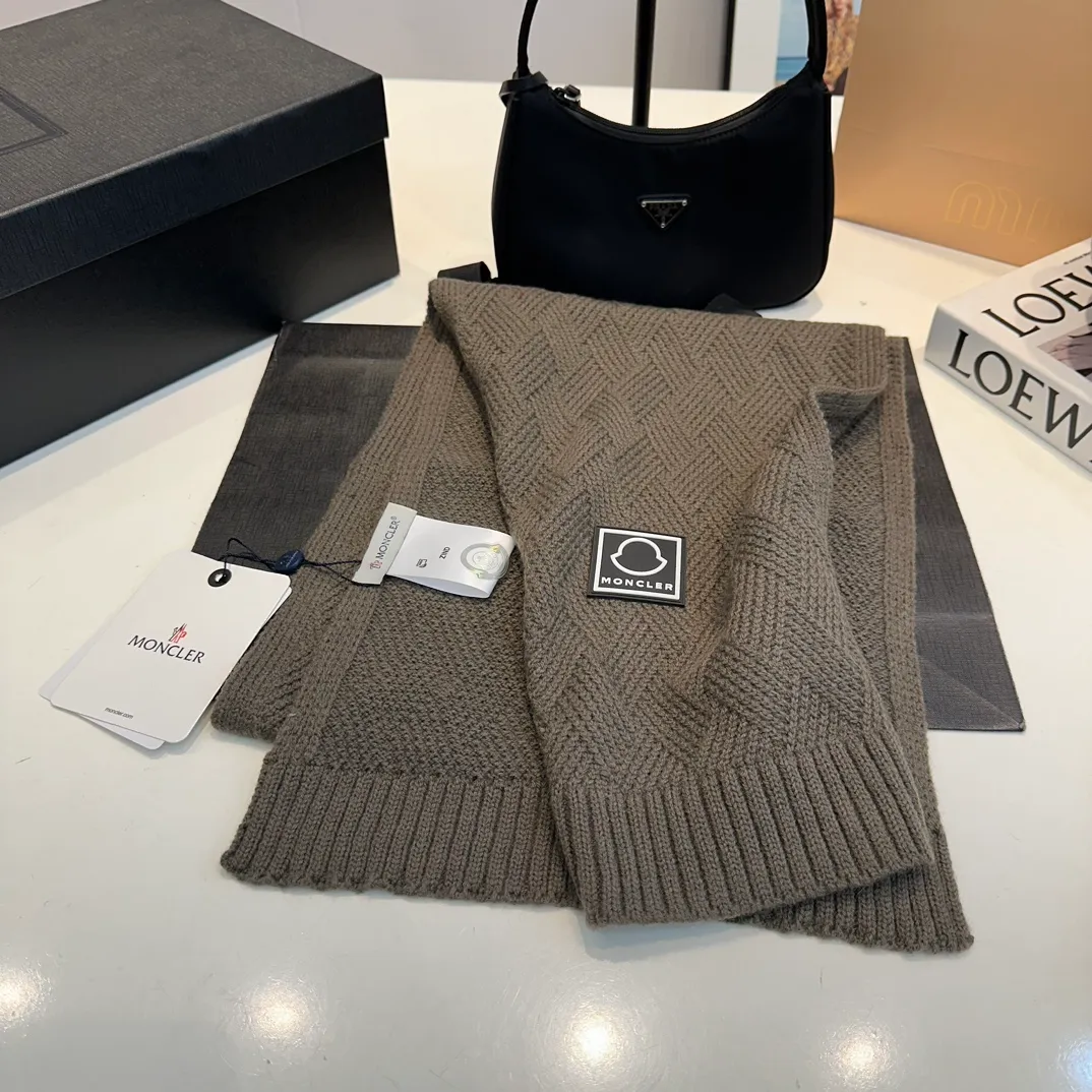 P110 MONCLER classic suit hat! Hat ➕Scarf! Cashmere and Rabbit Velvet Quality! It's warm and super comfortable~A great tool for young ladies to reduce their age in winter~This winter, all you need is a set of hats~It's warm and fashionable! Unisex model! Can be made as a couple model! Complete range of anti-counterfeiting labels and elevators! Many styles, welcome to choose!!