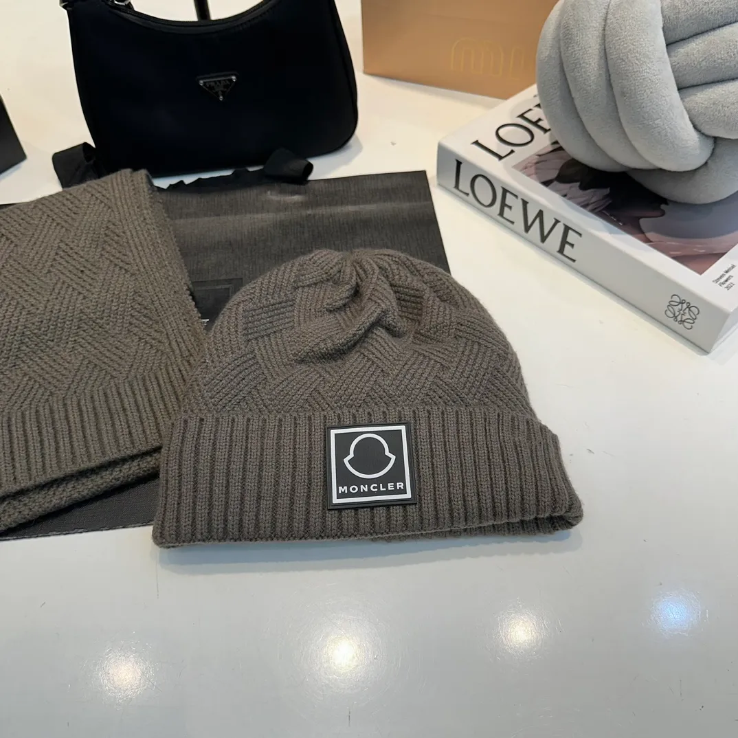 P110 MONCLER classic suit hat! Hat ➕Scarf! Cashmere and Rabbit Velvet Quality! It's warm and super comfortable~A great tool for young ladies to reduce their age in winter~This winter, all you need is a set of hats~It's warm and fashionable! Unisex model! Can be made as a couple model! Complete range of anti-counterfeiting labels and elevators! Many styles, welcome to choose!!