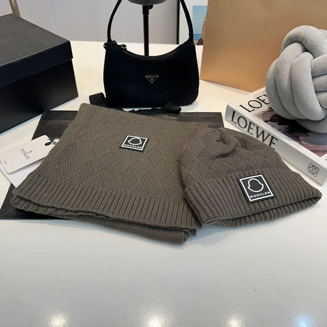 P110 MONCLER classic suit hat! Hat ➕Scarf! Cashmere and Rabbit Velvet Quality! It's warm and super comfortable~A great tool for young ladies to reduce their age in winter~This winter, all you need is a set of hats~It's warm and fashionable! Unisex model! Can be made as a couple model! Complete range of anti-counterfeiting labels and elevators! Many styles, welcome to choose!!