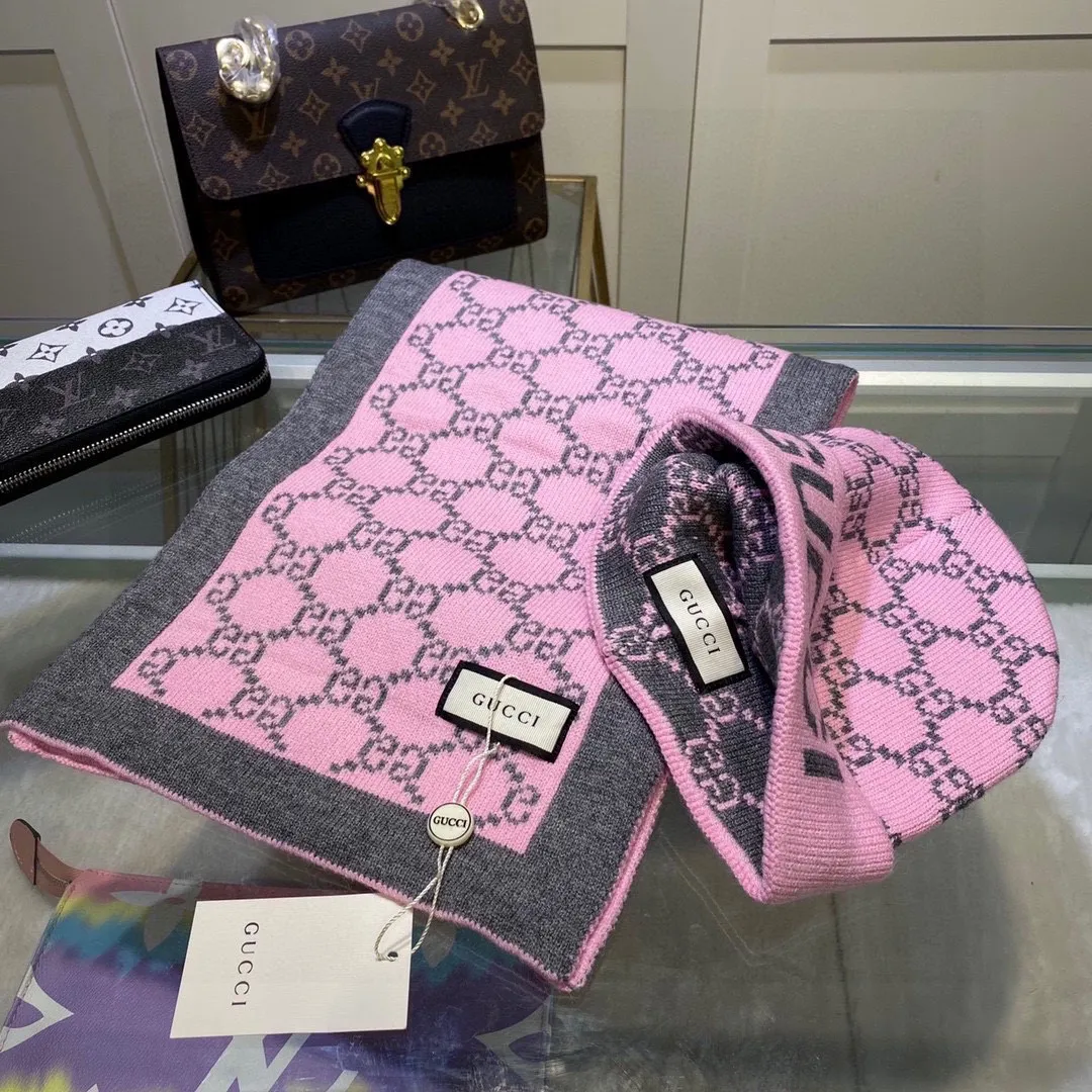 🉐️230 GUCCI classic suit hat! Hat ➕Scarf! Cashmere and Rabbit Velvet Quality! It's warm and super comfortable. This winter, all you need is a set of hats. It's warm and fashionable! Unisex model! Can be made as a couple model! Complete range of anti-counterfeiting labels and elevators! Many styles, welcome to choose!!