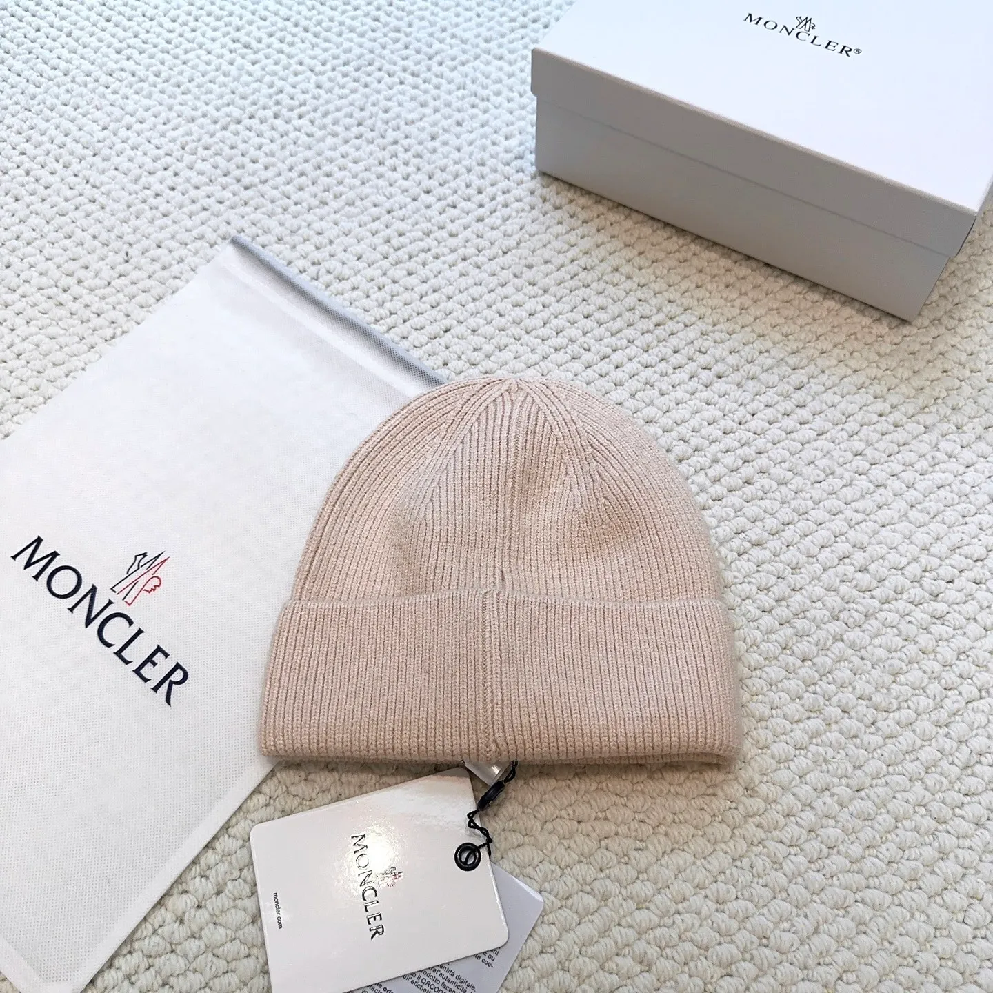 P80 with dust bag, high version Moncler Moncler 💥Official website classic knitted hat, replica of the original. Very soft and skin-friendly, very elastic 💓 Textured and very versatile style ~ Warm cashmere woolen hat, one size fits all and elastic ~ Unisex, can be worn by any head size. Super quality, highly recommended