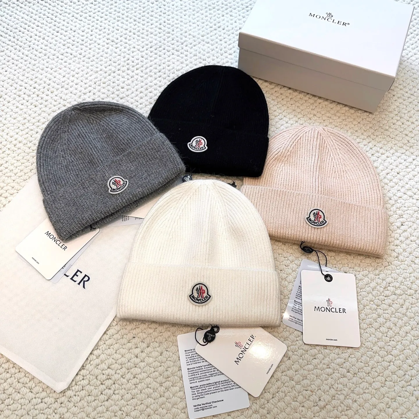 P80 with dust bag, high version Moncler Moncler 💥Official website classic knitted hat, replica of the original. Very soft and skin-friendly, very elastic 💓 Textured and very versatile style ~ Warm cashmere woolen hat, one size fits all and elastic ~ Unisex, can be worn by any head size. Super quality, highly recommended