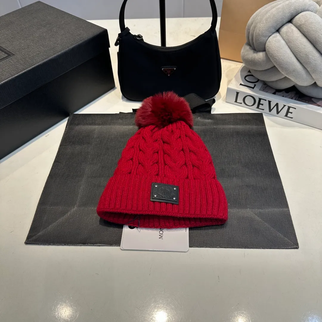 P70 Moncler hooded twist warm wool hat, sweet and cool style get! Reduce your age and make your face appear smaller. I’d like to share it with you all. The four colors match well and the breasts are so milky~