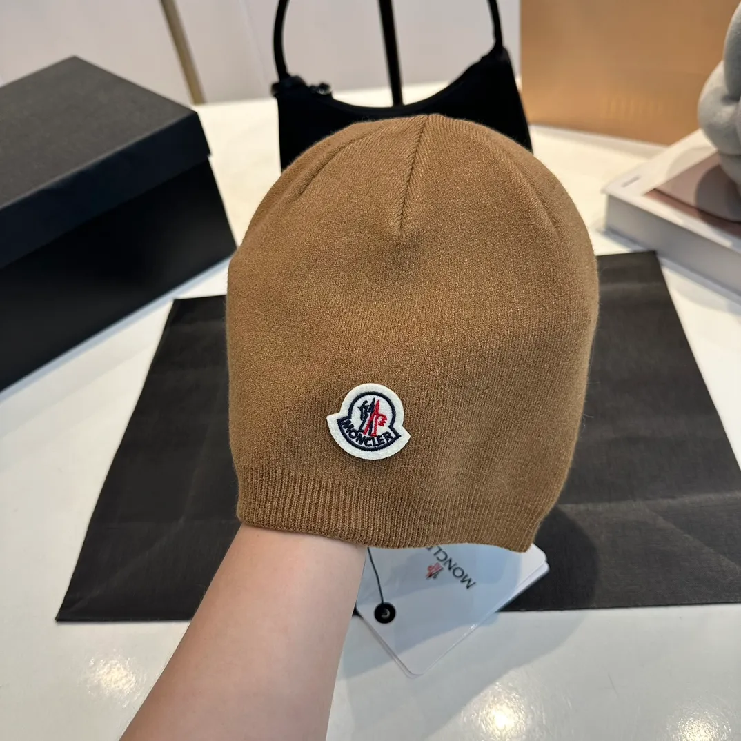 P50 Moncler 💥 Official website classic knitted hat, replica of the original. Very soft and skin-friendly, very elastic 💓 Textured and very versatile style ~ Warm cashmere woolen hat, one size fits all and elastic ~ Unisex, can be worn by any head size. Super quality, highly recommended