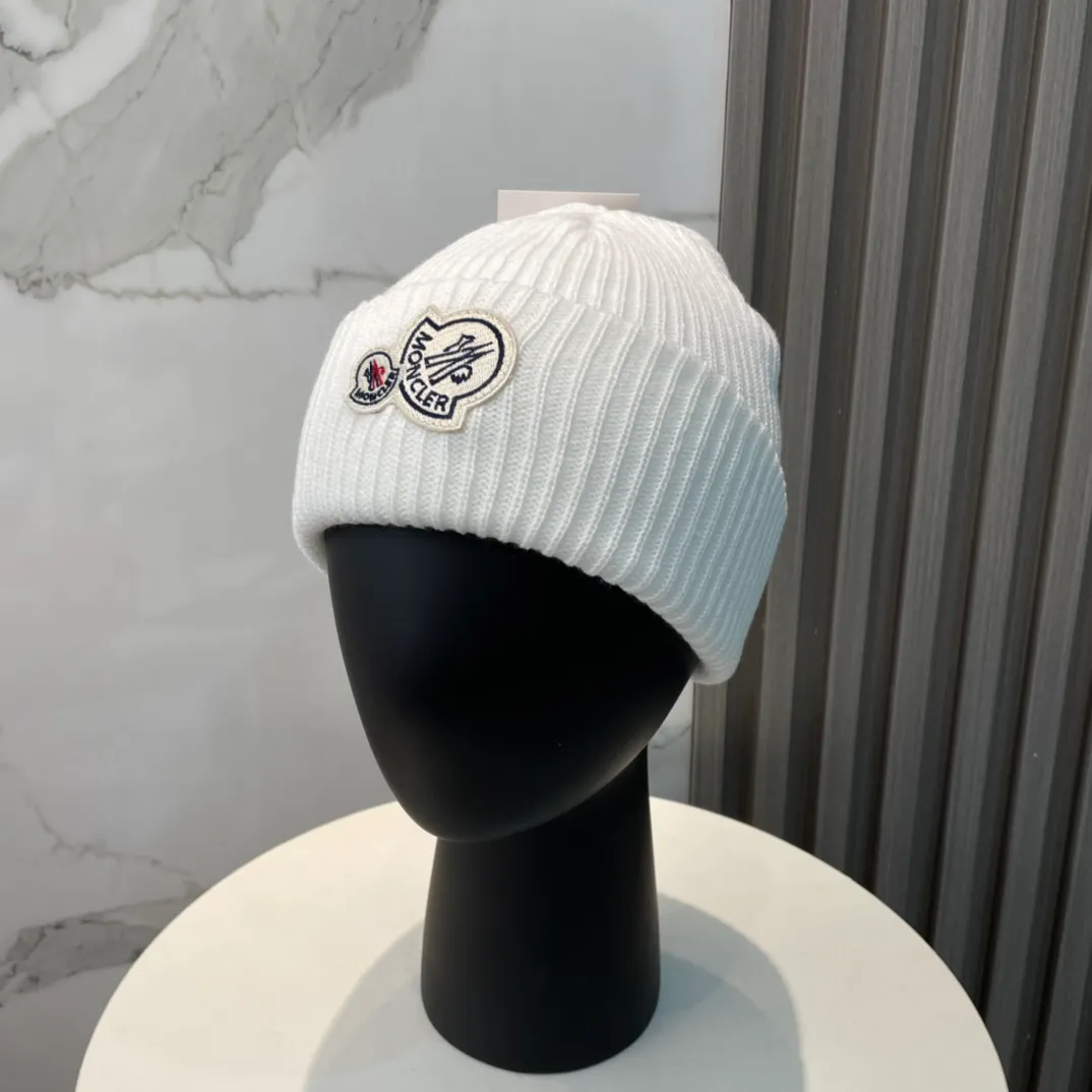 P56 comes with a dust bag for Moncler💥 Official website classic knitted hat, original replica. Very soft and skin-friendly, very elastic 💓 Textured and very versatile style ~ Warm cashmere woolen hat, one size fits all and elastic ~ Unisex, can be worn by any head size. Super quality, highly recommended